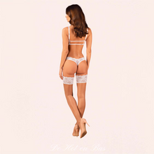 Charger l'image dans la galerie, L'ensemble de lingerie deux pièces en dentelle blanche est parfaitement sexy avec cette paire de bas de la même collection.