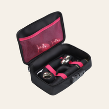 Charger l'image dans la galerie, Cette sacoche vous offre une grande capacité de rangement, pour stocker ou transporter tous vos jouets coquins. Elle est composée de plusieurs types d'attache, pour positionner votre sextoy à la place qui le conservera le mieux !