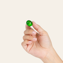 Charger l'image dans la galerie, Nos petites boules coquines contiennent de l'huile de massage à sensation vibrante pour vos moments et jeux de couple.