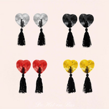 Charger l'image dans la galerie, Burlesque est une collection de cache-tétons en forme de cœurs avec sequins adhésifs avec pompons noirs.