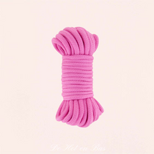 Charger l'image dans la galerie, Une corde de shibari de couleur rose pour adultes de la marque Sweet Caress.