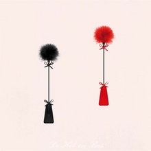 Charger l'image dans la galerie, La cravache avec plumeau en duvet coloré noir ou rouge de la marque Sweet Caress.