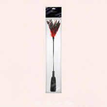 Charger l'image dans la galerie, Vete cravache neuf avec tapette et plumeau grandes plumes noires et rouges de la marque Sweet Caress.