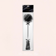 Charger l'image dans la galerie, Votre cravache de la marque Sweet Caress est emballé et envoyé dans un emballage de protection en plastique.