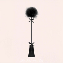 Charger l'image dans la galerie, Vente cravache de couleur noir 2 en 1 avec un côté plumeau en petites plumes toutes douces.