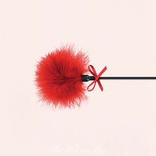 Charger l'image dans la galerie, La cravache pompon de couleur rouge est 2 en 1, elle sera douce d'un coté et plus méchante de l'autre.