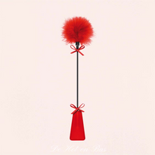 Charger l'image dans la galerie, Cravache tapette pompon coloré. Ce bel article vous offre un 2 en 1. Une cravache élégante avec un côté tapette rectangulaire pour punir votre soumis(e). Une punition que vous seul(e) pourrez juger son intensité, tout dépendra aussi de son plaisir.
