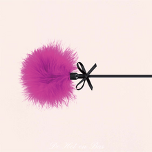 Charger l'image dans la galerie, Un duvet doux et léger de couleur rose pour cette cravache Madelaine 2 en 1.