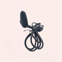 Charger l'image dans la galerie, Le câble de chargement USB noir est fourni à l'intérieur de la boite avec une pochette noir de rangement.