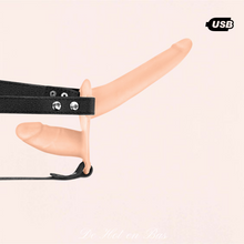 Charger l'image dans la galerie, Ce double gode ceinture vibrant chair profitera aussi bien à l'un comme à l'autre.