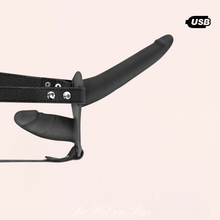 Charger l'image dans la galerie, Le double gode ceinture pour femme est en simili cuir pour un look fétichiste.