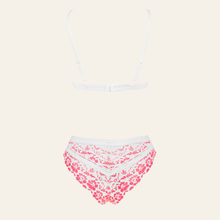 Charger l'image dans la galerie, Le culotte est fabriqué à partir de dentelle fine, souple et douce au toucher pour un confort pendant le port de cet ensemble de lingerie chic et glamour pour femme.