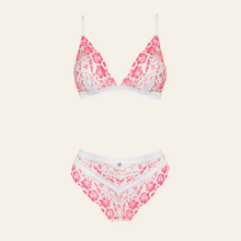 Charger l'image dans la galerie, Vente lingerie pour femme en dentelle blanche et motif floral dans les couleurs de rose plus ou moins foncés.