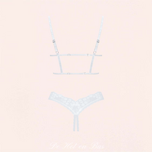 Charger l'image dans la galerie, L'ensemble deux pièces en dentelle Heavenlly est disponible en plusieurs tailles différentes pour un ajustement parfait de votre silhouette.