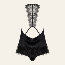 Charger l'image dans la galerie, L'ensemble de nuit en satin et dentelle noire très chic est disponible sur notre loveshop en ligne De Hot en Bas.