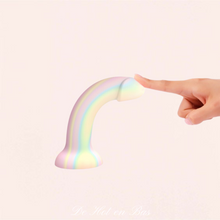 Charger l'image dans la galerie, Un gode fabriqué en silicone liquide phosphorescent de la collection Fantasia très flexible pour votre plus grand plaisir.