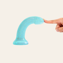 Charger l'image dans la galerie, Un gode en silicone liquide de couleur bleu pailleté très flexible pour s'ajuster à vos courbes pendant les pénétrations.