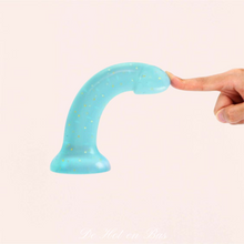 Charger l'image dans la galerie, Un gode en silicone liquide de couleur bleu pailleté très flexible pour s'ajuster à vos courbes pendant les pénétrations.