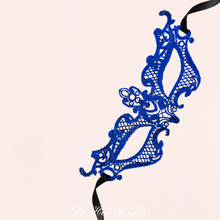 Charger l'image dans la galerie, Notre magnifique masque loup brodé de couleur bleu nuit dispose de deux ruban noir satiné pour le nouer à l'arrière de la tête pour une adaptation parfaite.