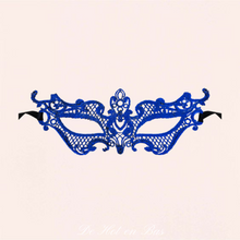 Charger l'image dans la galerie, Un magnifique loup bleu brillant pour un look magique et envoûtant.