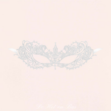 Charger l'image dans la galerie, Découvrez notre magnifique loup blanc souple de la collection Zénith qui est pure et épuré pour un look totalement irrésistible.