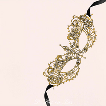 Charger l'image dans la galerie, Découvrez ce magnifique masque femme doré avec broderie de la collection Zénith, disponible sur notre boutique de lingerie coquine De Hot en Bas.