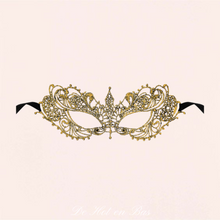 Charger l'image dans la galerie, Joli masque fabriqué avec une douce broderie de couleur doré avec deux rubans en satins noirs pour l'attacher à l'arrière de la tête.