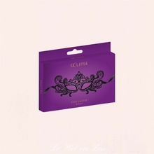 Charger l'image dans la galerie, L'emballage en carton du masque loup souple brodé en dentelle noir de la collection Voie Lactée de la marque Maskarade.