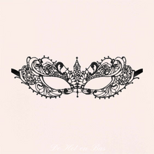 Charger l'image dans la galerie, Notre loup souple brodé noir de la collection Zénith dispose d'un joli ruban en satin noir pour le nouer à l'arrière de la tête.