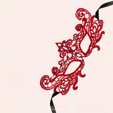 Charger l'image dans la galerie, Le loup masque souple en dentelle brodé de couleur rouge s'attache à l'arrière de la tête avec deux rubans en satin.