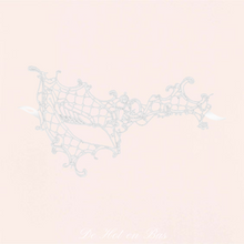 Charger l'image dans la galerie, Un très joli loup en broderie souple à nouer avec des rubans satinés. Ce loup asymétrique conviendra parfaitement en complément d'une jolie lingerie coquine.