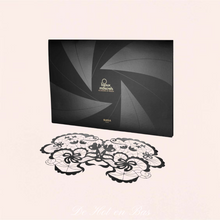 Charger l'image dans la galerie, Votre joli masque adhésif réutilisable en vinyle noir est envoyé dans une jolie pochette de la marque Bijoux Indiscrets.