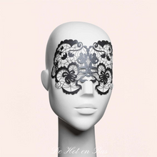 Charger l'image dans la galerie, Tel un tatouage qui viendra embellir le visage tout en vous rendant intrigante, ce masque sexy est à porter lors de soirées interdites.