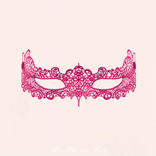 Charger l'image dans la galerie, Le masque, loup Pink en dentelle souple et confortable pour femme se ferme avec un ruban en satin rose.