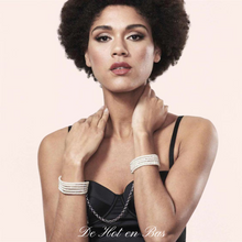 Charger l'image dans la galerie, Paire de menotte Plaisir Nacre en perles blanches élégantes pour vos moments de soft bondage avec votre amoureux.