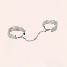 Charger l'image dans la galerie, Les perles blanches de la collection Bijoux Indiscret sont chic et élégante pour vous amusez avec votre partenaire.