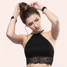 Charger l'image dans la galerie, Le coffret est <strong>une paire de menottes sophistiquée, féminine et irrésistible à base de perles noires ou blanches / nacrées</strong>. L'accessoire parfait pour les amants qui adorent s'entourer de chic et de mystère.