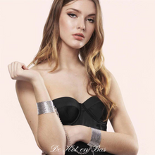 Charger l'image dans la galerie, Les menottes Désir Métallique de couleur argentée sont chic et sexy à mettre menotté ou en enlevant la chaine pour deux bracelets chic aux poignets.
