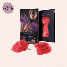 Charger l'image dans la galerie, Vente de nos jolies menottes en fourrures de la marque Sweet Caress en soldes.