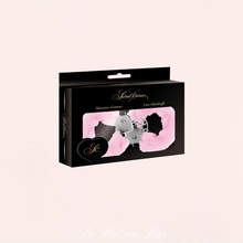 Charger l'image dans la galerie, Ces menottes possèdent une armature métallique réglable et sont recouvertes de fourrure pour un port plus confortable.