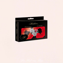 Charger l'image dans la galerie, La fourrure rouge, douce au touché, permet une sensation agréable au toucher et apporte une touche de fantaisie.