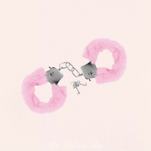 Charger l'image dans la galerie, Menottes en fourrure douce de couleur rose pour un confort optimal.