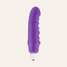 Charger l'image dans la galerie, Avec sa forme fuselée, sa relative petite taille (il tient parfaitement dans la main) , sa texture douce comme la peau et sa parfaite rigidité, ce bel objet constitue le vibro de poche par excellence.