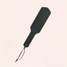 Charger l'image dans la galerie, Paddle cuir et synthétiques de couleur noir pour deux sensations différentes pour chaque coté de la tapette.