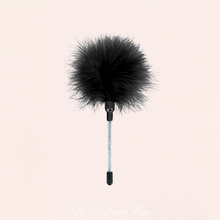 Charger l'image dans la galerie, Le magnifique petit plumeau doux de couleur noir est parfait pour les caresses avec votre partenaire.