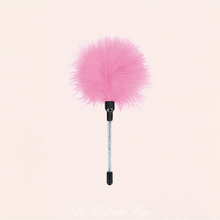 Charger l'image dans la galerie, Ce petit plumeau de la marque Sweet Caress est idéal pour vous amuser et découvrir plusieurs sens avec votre partenaire.