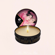 Charger l'image dans la galerie, Une bougie de massage dans une boite métallique refermable au parfum aphrodisia, pétales de rose de la marque Shunga, disponible sur notre loveshop en ligne De Hot en Bas.