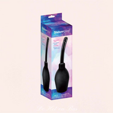 Charger l'image dans la galerie, La poire à lavement 8 jets de la marque Showerplay est envoyé dans une poche hygiénique et un coffret en carton coloré de la marque.