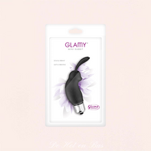 Charger l'image dans la galerie, Votre mini vibromasseur Bunny avec double ergot en silicone noir est emballé dans un emballage hygiénique de la marque Glamy.