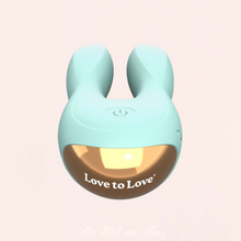 Charger l'image dans la galerie, Découvrez un design chic et épuré pour ce stimulateur vibrant en silicone de la collection Hear Me.